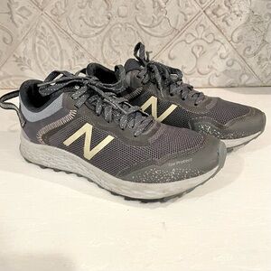 New Balance Women’s 8 - Navy Gray - Trail Runner